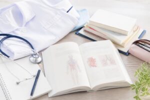 高校生が看護師になるには、どのような進路や資格が必要？